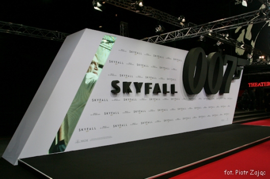 Ścianka przy czerwonym dywanie na premierze filmu Skyfall w Berlinie