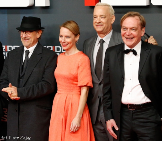 Steven Spielberg , Amy Ryan , Tom Hanks , Mikhail Gorevoy na premierze filmu " Most szpiegów " w Berlinie