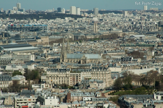 Widok z wieży Eiffla na wschód z widoczną centralnie Bazyliką św. Klotyldy i Centrum Georges'a Pompidou w lewym górnym rogu