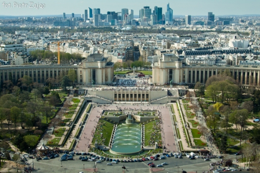 Widok z wieży Eiffla na plac Trocadero i dzielnicę La Défense w tle