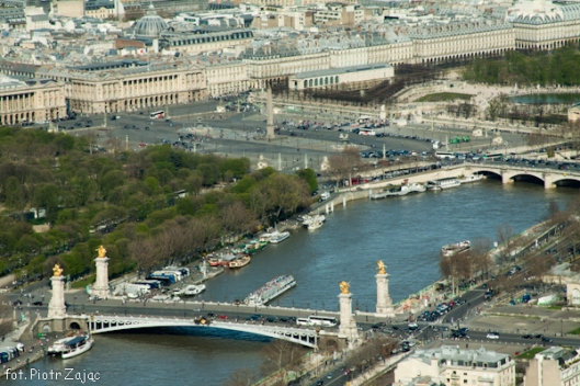 Widok z wieży Eiffla na most Aleksandra III i plac de la Concorde w tle