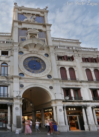 Wieża zegarowa przy placu św. Marka w Wenecji.